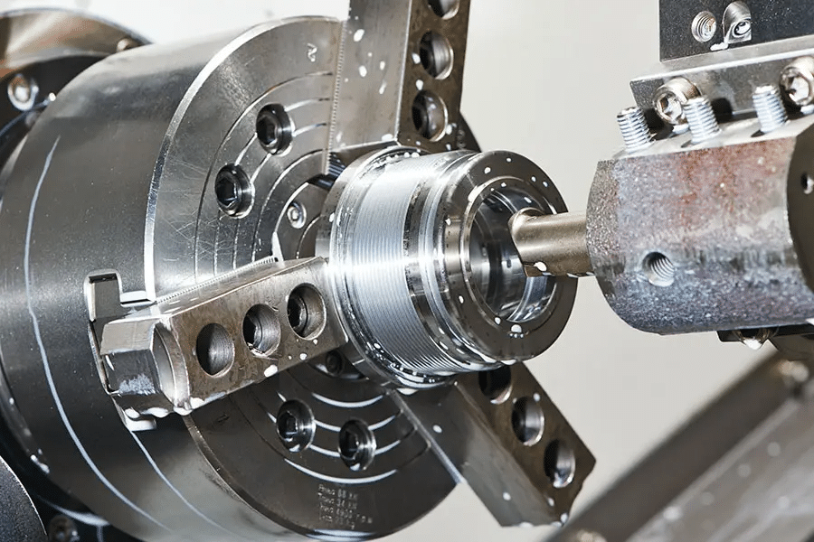 数控车床正在精确地加工简单零件